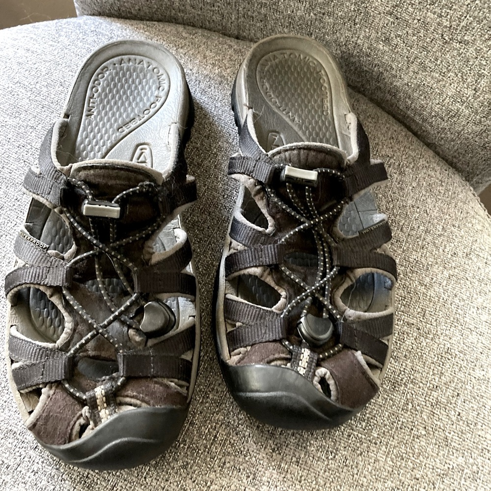 Reliable and confortable black Keen slides - women’s size 7.5